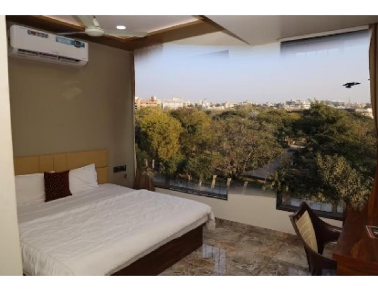 Hotel The Pill, Bhavnagar Buitenkant foto