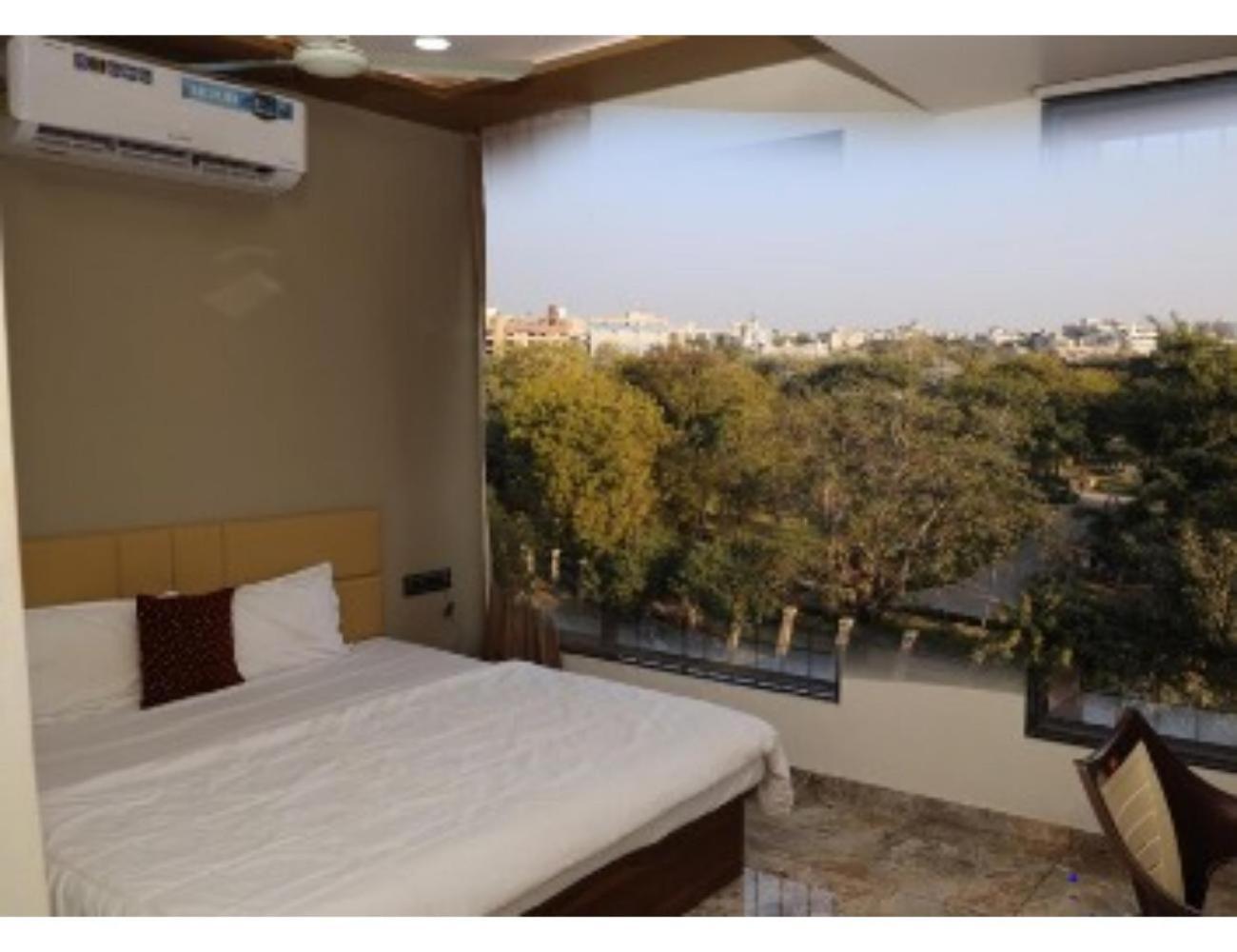 Hotel The Pill, Bhavnagar Buitenkant foto