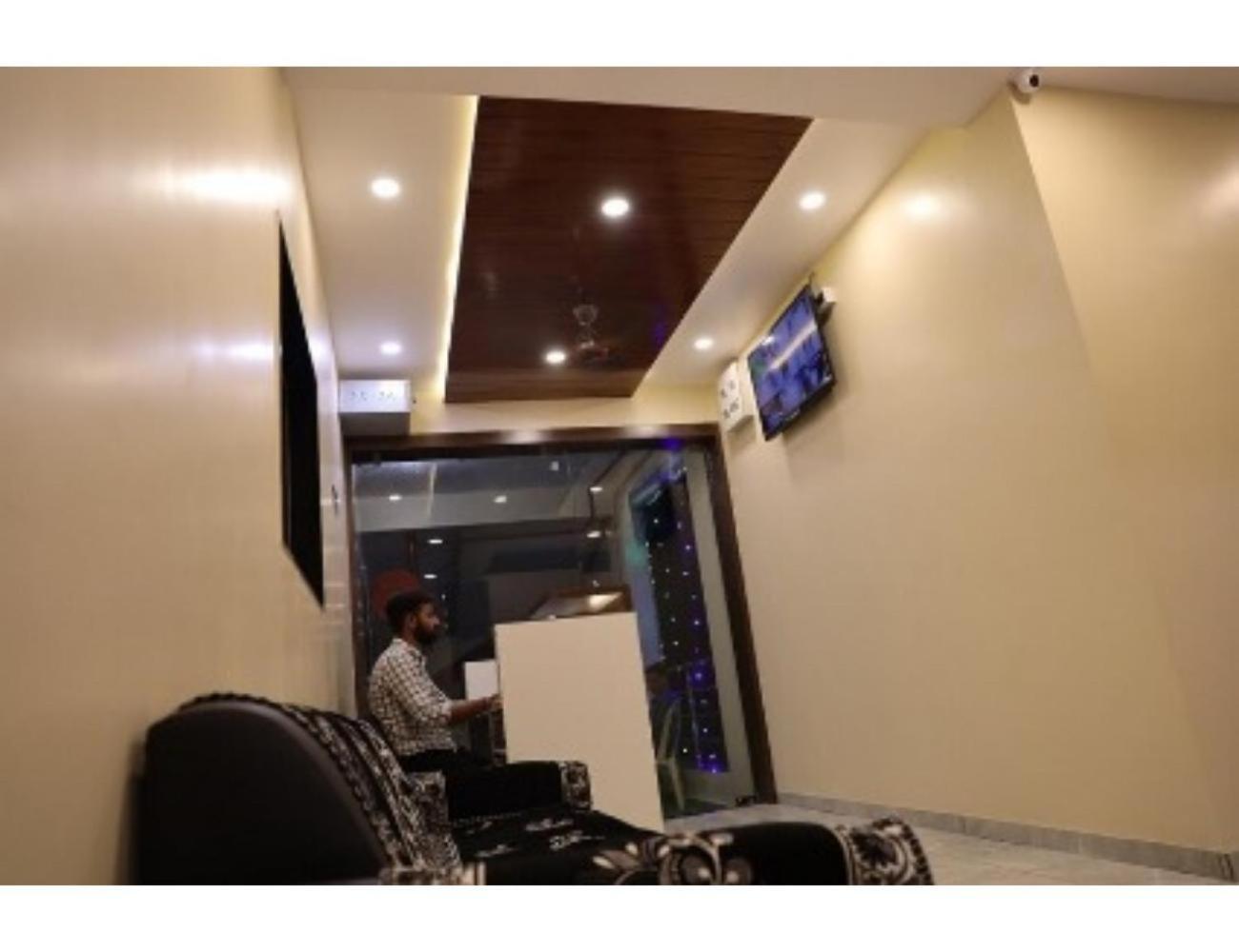 Hotel The Pill, Bhavnagar Buitenkant foto