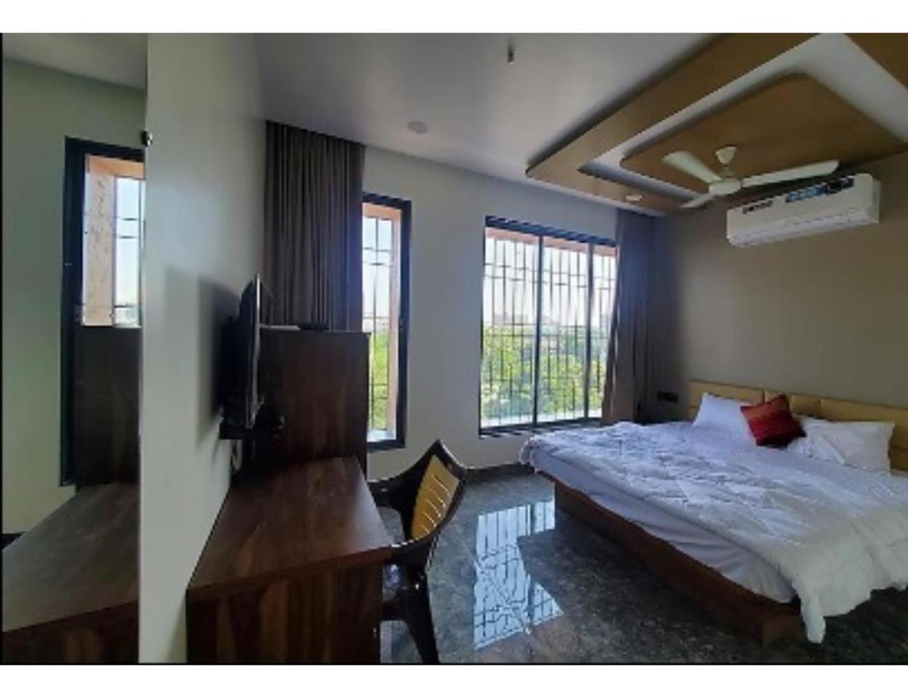Hotel The Pill, Bhavnagar Buitenkant foto
